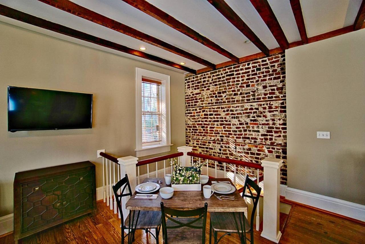 Comfy Carriage House Steps From The River Bed & Breakfast Savannah Exterior photo