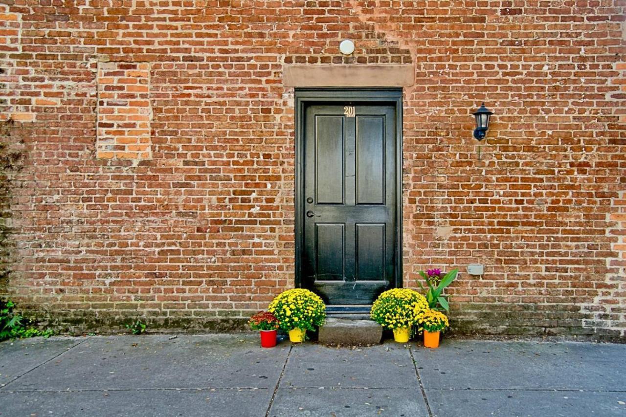 Comfy Carriage House Steps From The River Bed & Breakfast Savannah Exterior photo