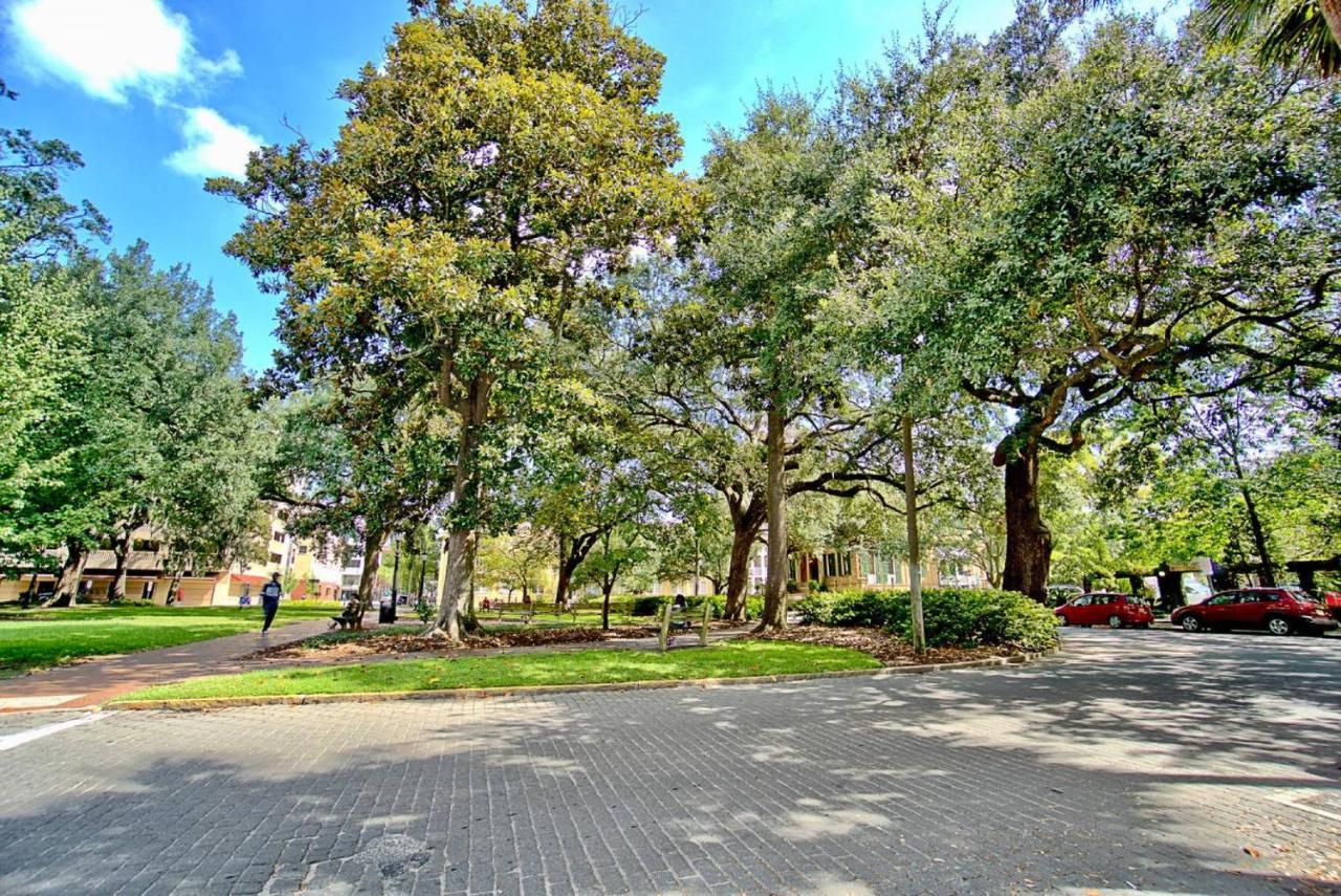 Comfy Carriage House Steps From The River Bed & Breakfast Savannah Exterior photo