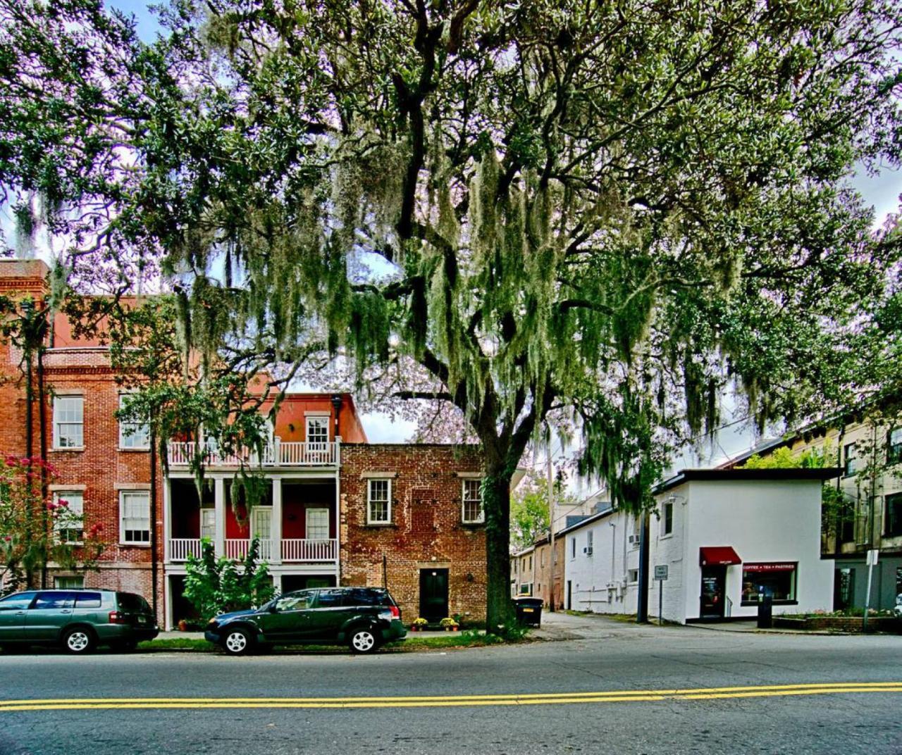 Comfy Carriage House Steps From The River Bed & Breakfast Savannah Exterior photo