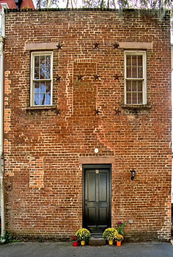 Comfy Carriage House Steps From The River Bed & Breakfast Savannah Exterior photo